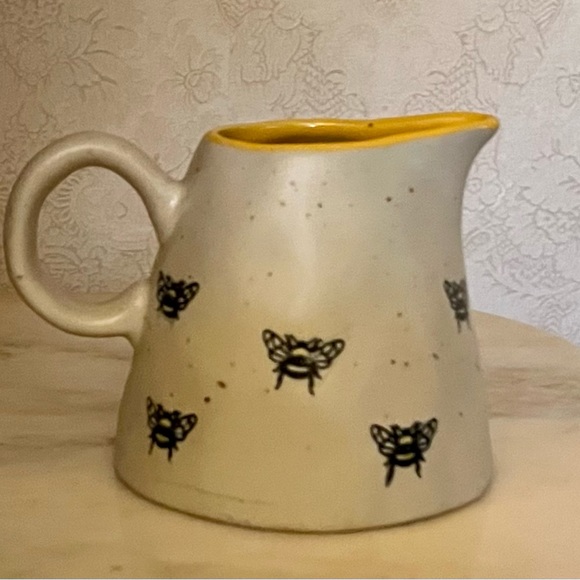 SPECTRUM DESIGNZ Barney Bee Repeat 
Ceramic Creamer Farmhouse Honey Bee - Picture 3 of 5